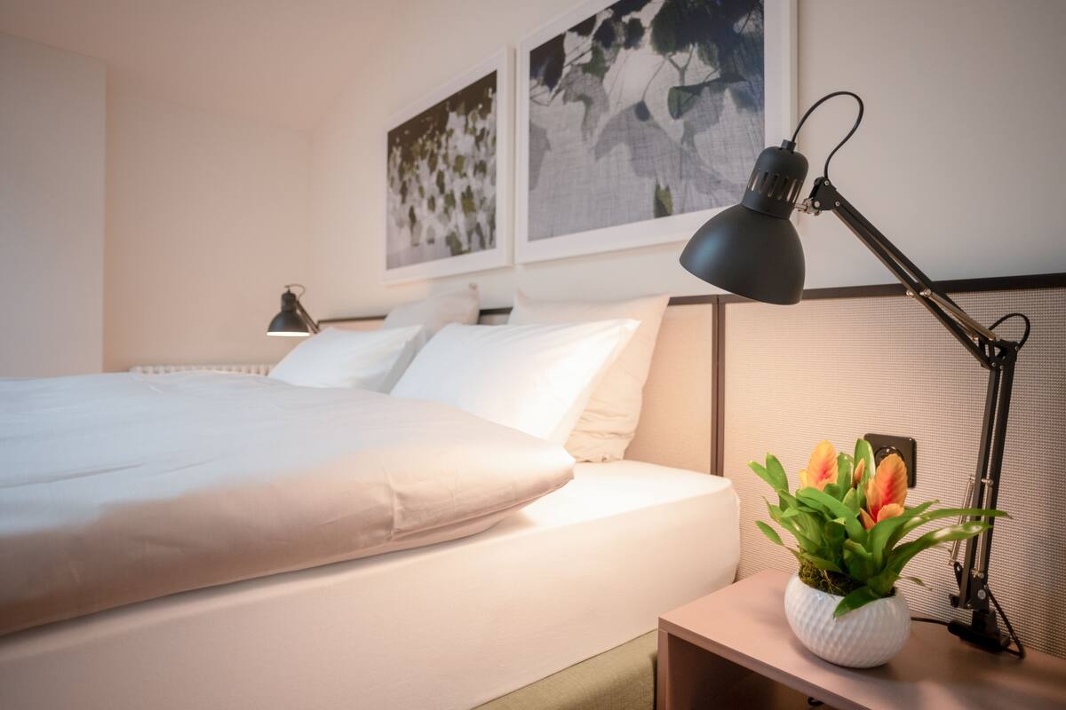 Minibar, coffres-forts dans les chambres, bureau