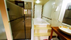 独立的浴缸和淋浴、免费洗浴用品、吹风机、毛巾