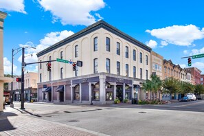 Exterior - Broughton Retreat in the Heart of Downtown! (Savannah)