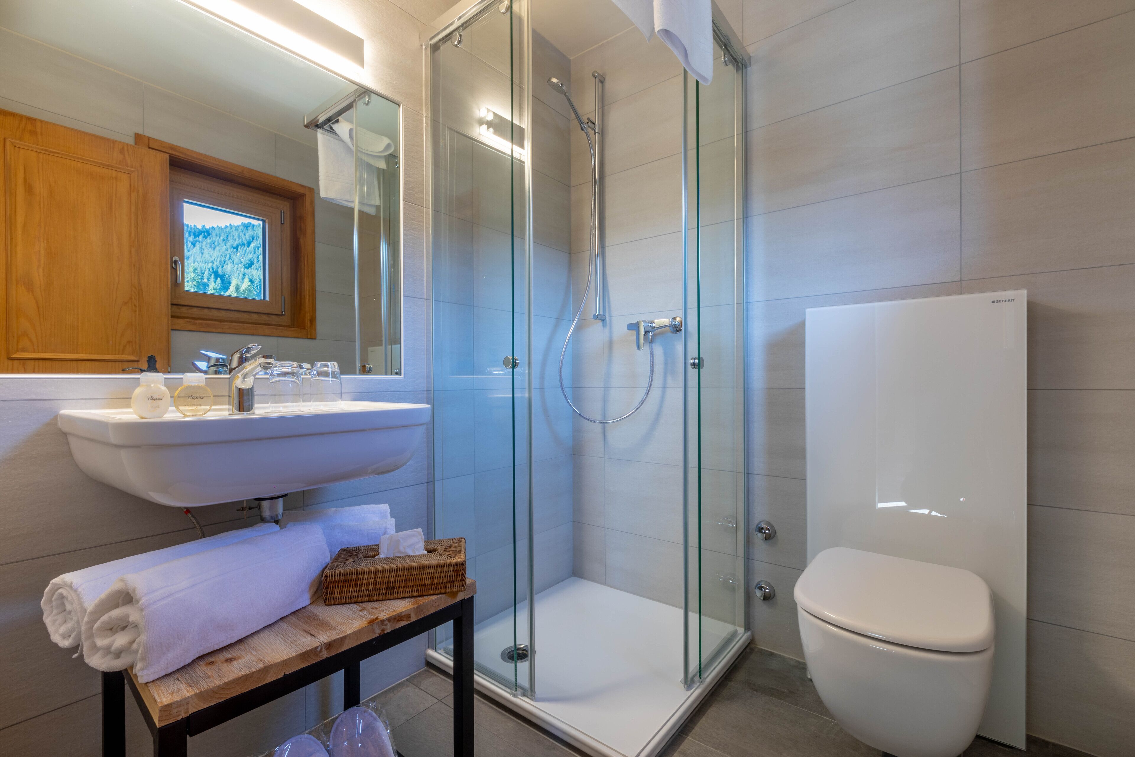 double room (city) | bathroom | free toiletries, hair dryer, bathrobes, slippers