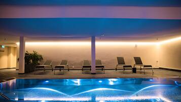 Innenpool, geöffnet von 09:00 Uhr bis 21:00 Uhr, Liegestühle