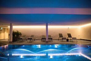 Kolam renang indoor, dengan kursi berjemur