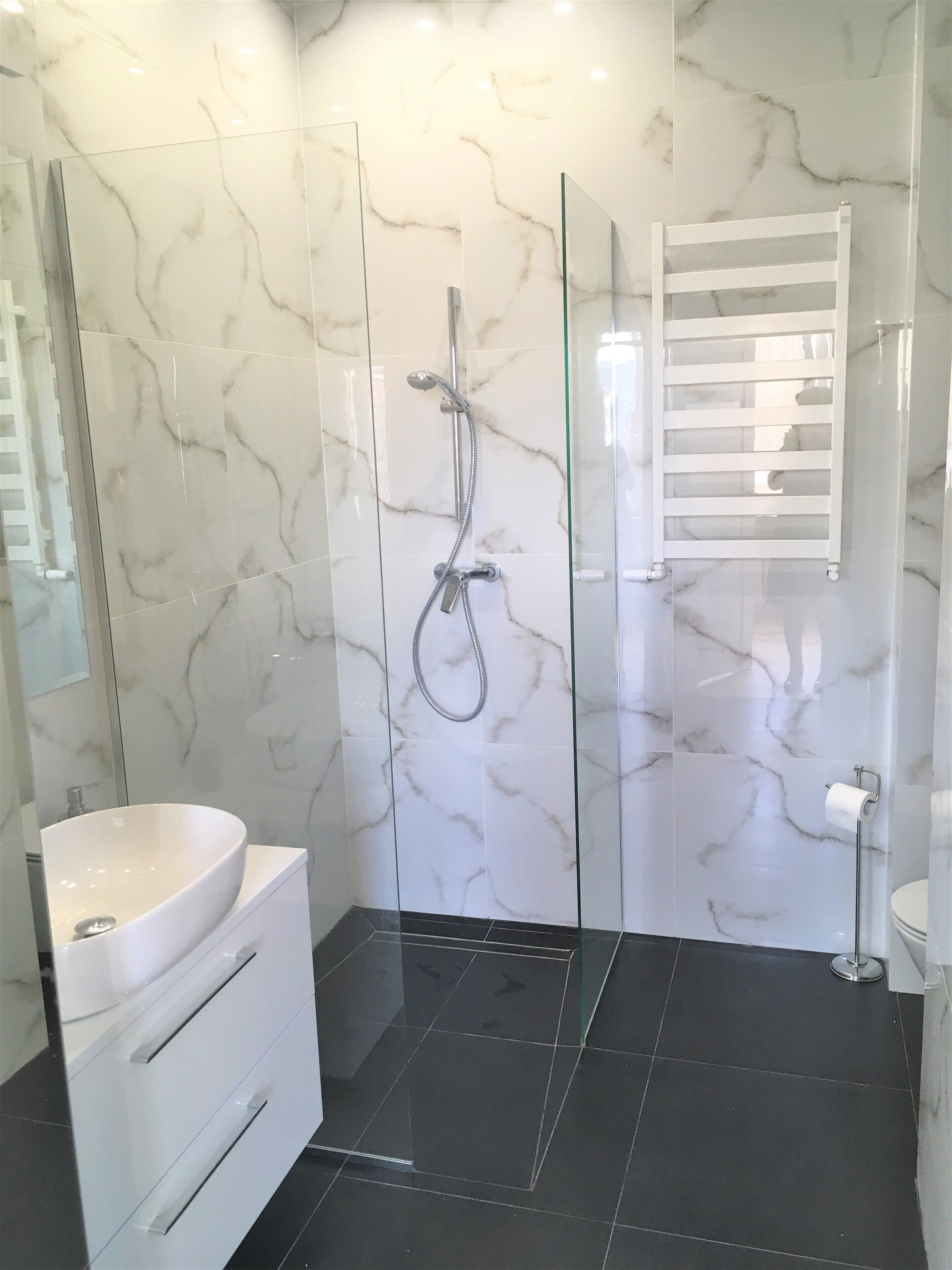 Business Apartment | Bathroom | Shower, towels, shampoo, toilet paper