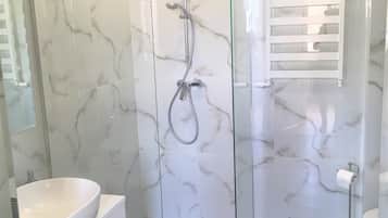 Business Apartment | Bathroom | Shower, towels, shampoo, toilet paper