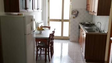 Microondas, horno, tostadora y utensilios de cocina