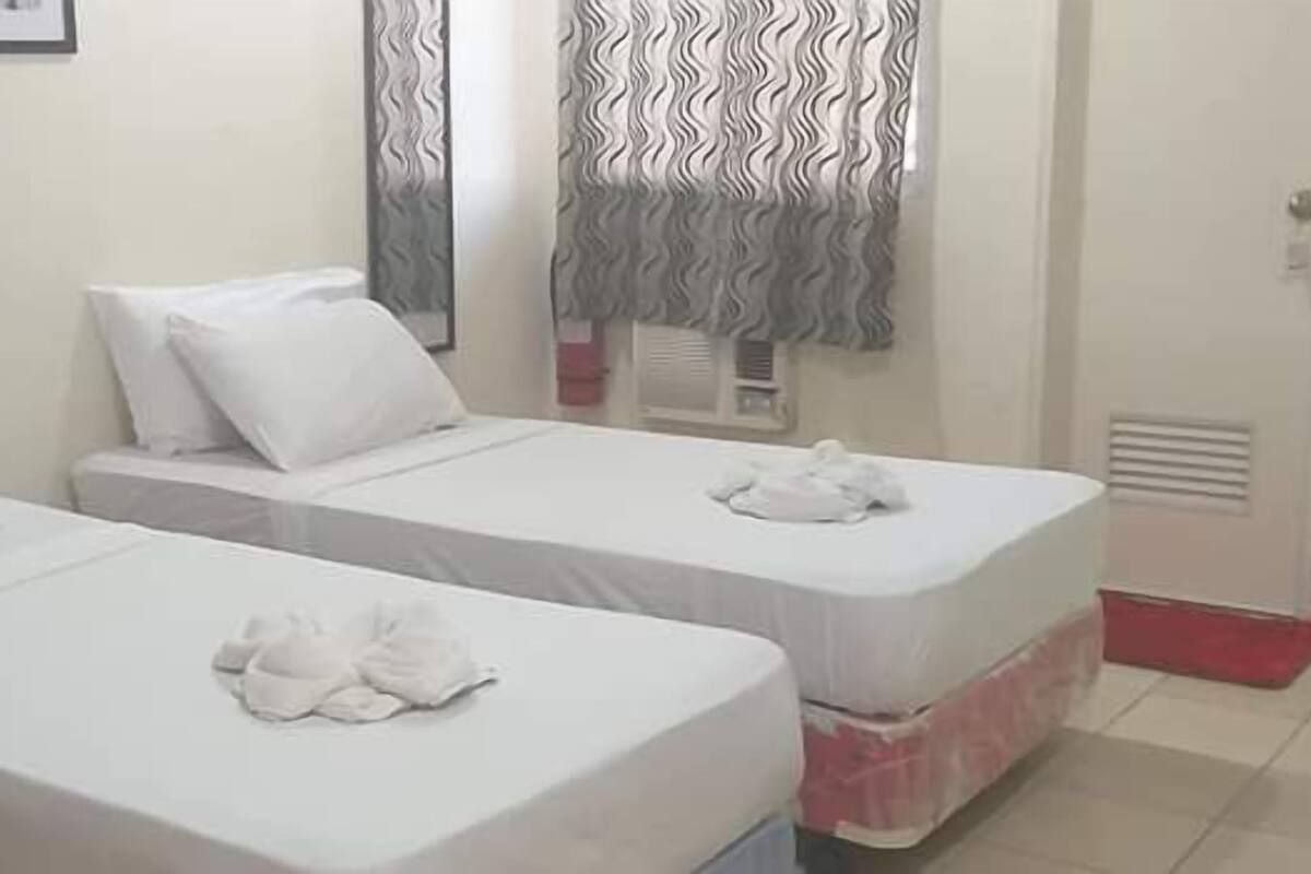Chambre Économique Double ou avec lits jumeaux | Surmatelas, Wi-Fi gratuit, draps fournis