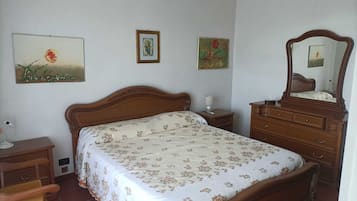 1 quarto, ferros/tábuas de passar roupa, roupa de cama