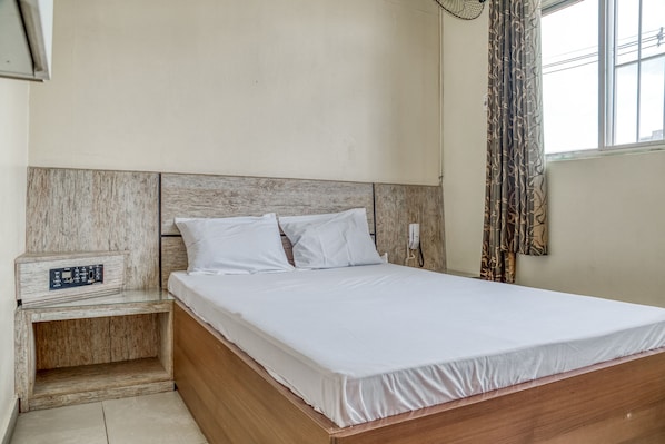 Tabla de planchar con plancha, wifi gratis y ropa de cama