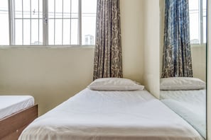Tabla de planchar con plancha, wifi gratis y ropa de cama