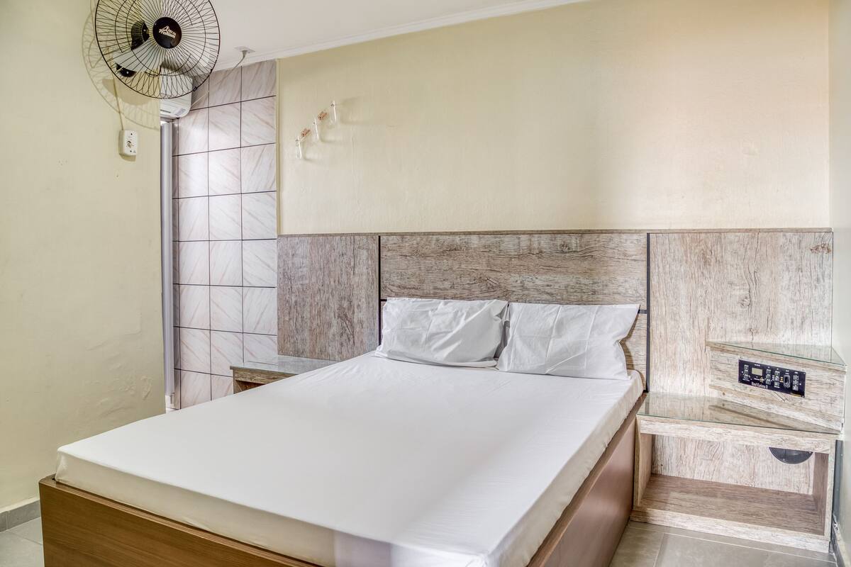 Tabla de planchar con plancha, wifi gratis y ropa de cama