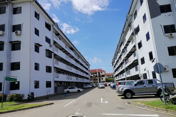 This is Lorong Grace Court 2.
Left is purple, right is blue.