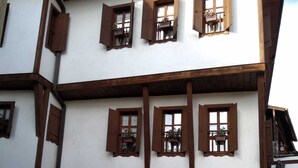A traditional building with multiple windows and a stone facade. - Safranbolu Konagi (Safranbolu)