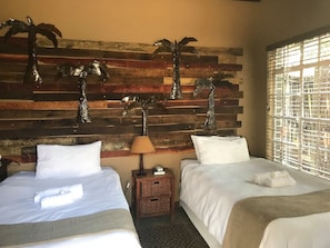 Habitación con 2 camas individuales (Room 6) | Decoración personalizada, muebles diferentes y cortinas blackout