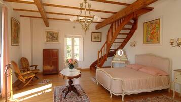 Room (Romantique) | Minibar, individually decorated, individually furnished