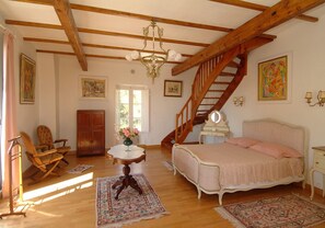 Room (Romantique) | Minibar, individually decorated, individually furnished - B&B Le Pavillon De Beauregard (Aix-en-Provence)