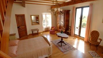 Een minibar, individueel gedecoreerd, individueel gemeubileerd