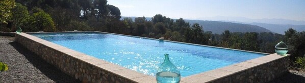 Seasonal outdoor pool, sun loungers - B&B Le Pavillon De Beauregard (Aix-en-Provence)