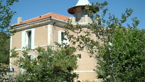 Un bâtiment doté d’un toit conique et d’un balcon.