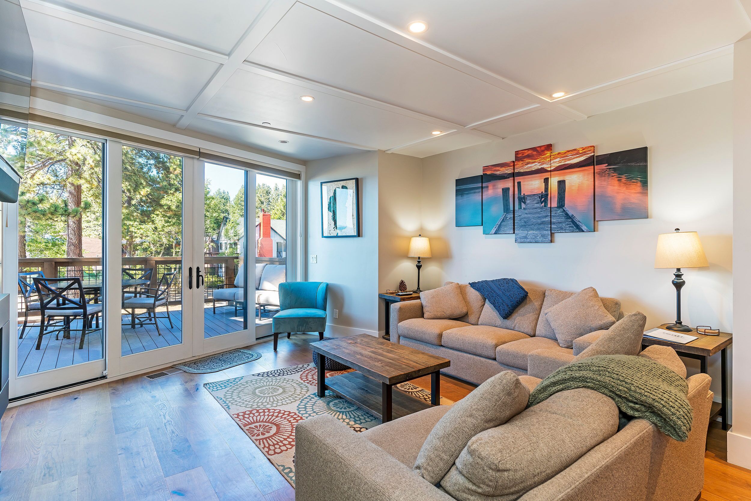 Lakefront condo w/180 views, deck & on Kings Beach