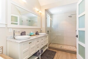 Bathtub, hair dryer, towels - Tahoe Beachfront Retreat 3 - Lakefront Tahoe Condo, Stunning Lake Views, Near Hiking and Golf (Kings Beach)