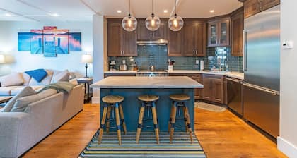 Lakefront Tahoe condo | Panoramic Views | HOA Beach | Centrally Located in Kings Beach