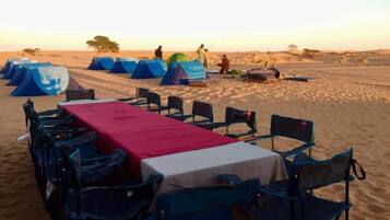 Frühstück, Mittagessen, Abendessen, lokale und internationale Küche