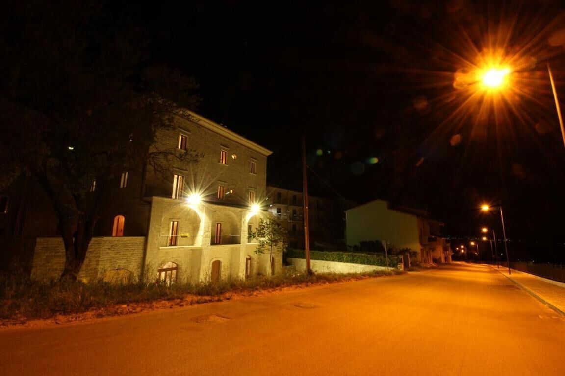 Un edificio con varias ventanas y una entrada bien iluminada.