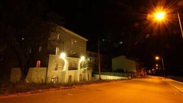 Un edificio con varias ventanas y una entrada bien iluminada.
