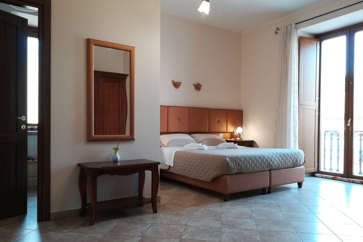 Triple Room | Desk, soundproofing, cribs (surcharge), WiFi (free)