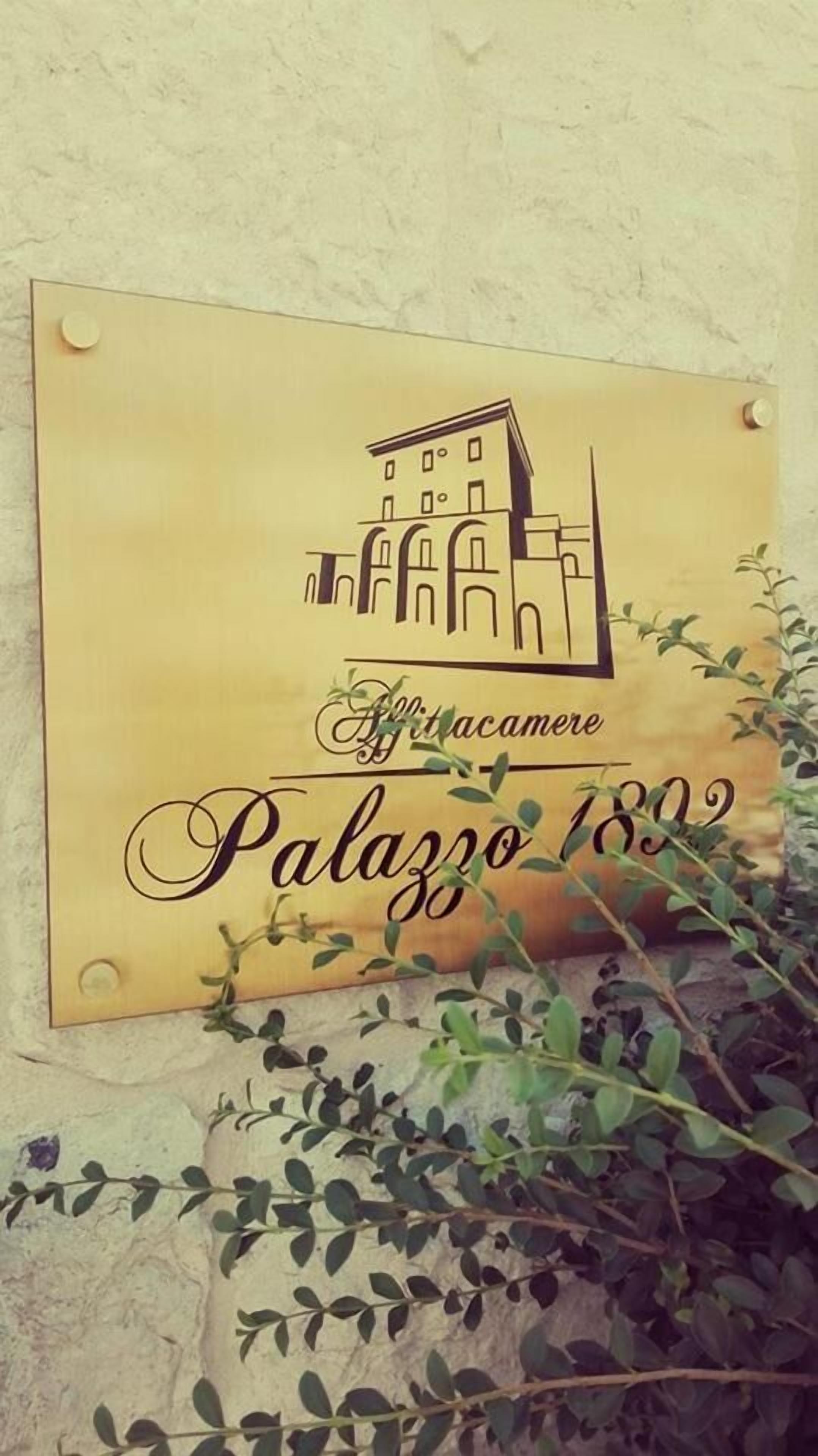 Una placa con una ilustración de un edificio y el texto 'Palazzo 1802'.