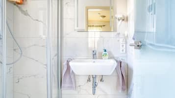 Apartment, 1 Queen-Bett | Badezimmer | Dusche, Haartrockner, Handtücher, Toilettenpapier