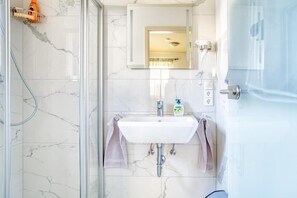 Apartamento, 1 cama de matrimonio | Baño | Ducha, secador de pelo, toallas y papel higiénico
