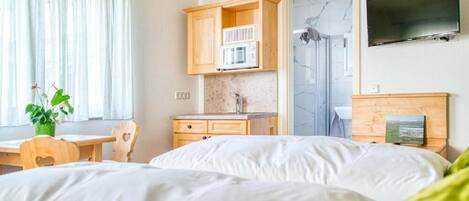 Microwave, stovetop, electric kettle, cookware/dishes/utensils