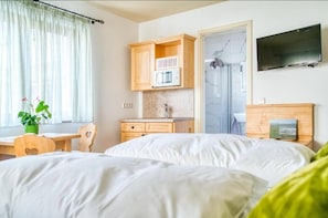 Microwave, stovetop, electric kettle, cookware/dishes/utensils - Gästehaus Weingut Politschek (Bad Friedrichshall)