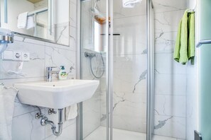 Bathroom - Gästehaus Weingut Politschek (Bad Friedrichshall)