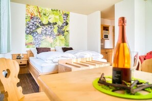 1 bedroom, in-room safe, desk, soundproofing - Gästehaus Weingut Politschek (Bad Friedrichshall)