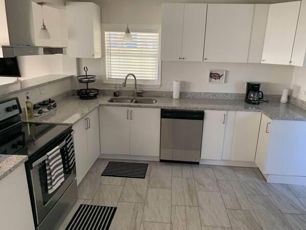 Kylskåp, mikrovågsugn, ugn och spishäll