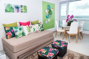 Apartamento, vista para o oceano | Sala de estar | TV de plasma 32 polegadas com canais a cabo, TV
