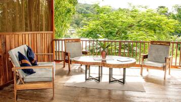 One bedroom Apartment pool view | 1 bedroom, individually decorated, individually furnished