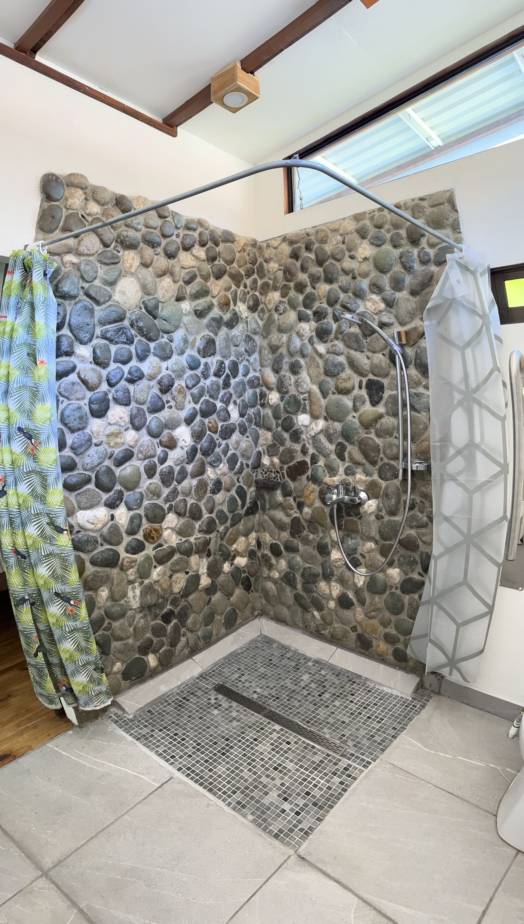 Cabane Premium, plusieurs lits, non-fumeurs, accès piscine | Douche de la salle de bain