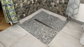 Cabane Premium, plusieurs lits, non-fumeurs, accĂšs piscine | Douche de la salle de bain