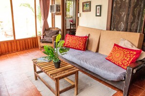 Riverside Apartment with pool - close to Dominical Beach | Ruang keluarga