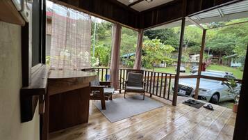 Tiny House with Ramp/wheelchair access | Terrace/patio