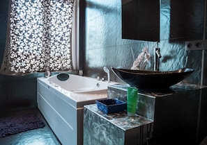 Combined shower/tub, towels