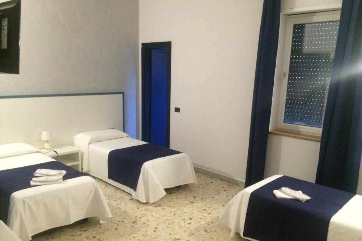 Caja de seguridad en la habitación, escritorio y cortinas blackout 