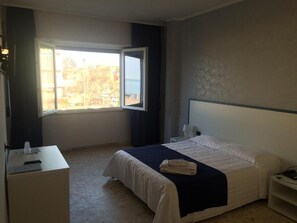 Standard-Doppel- oder -Zweibettzimmer | Zimmersafe, Schreibtisch, Verdunkelungsvorhänge, schallisolierte Zimmer