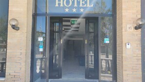 Entrada de un hotel con un letrero que indica claramente 