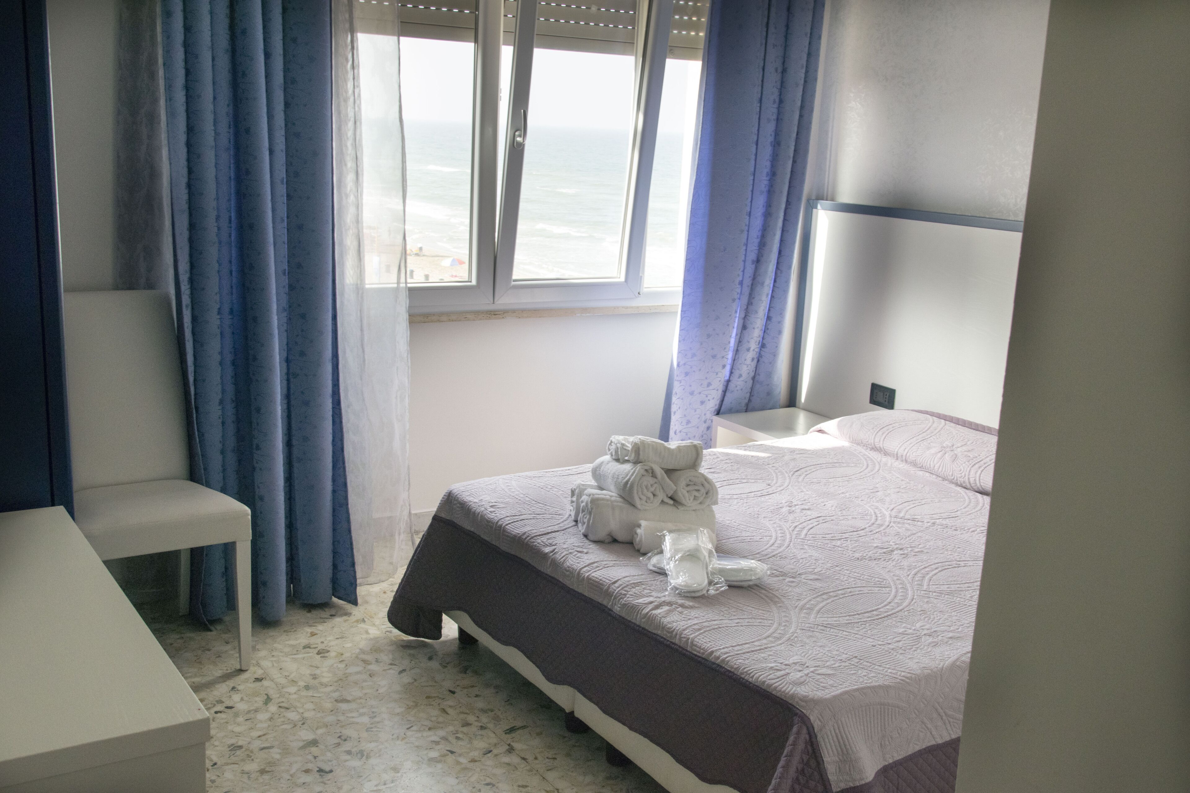 Family Room | In-room safe, desk, blackout drapes, soundproofing