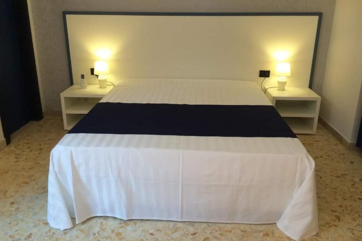 Standaard kamer, 1 twee- of 2 eenpersoonsbedden | Een kluis op de kamer, een bureau, verduisterende gordijnen