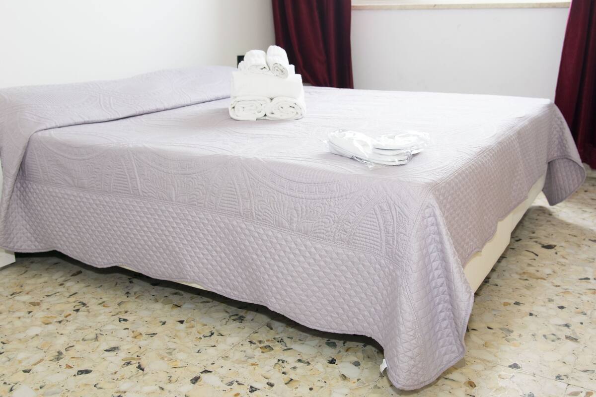 Caja de seguridad en la habitación, escritorio y cortinas blackout 